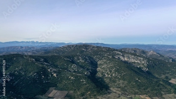 Obraz vue aérienne des Corbières et des Pyrénées avec le Canigou