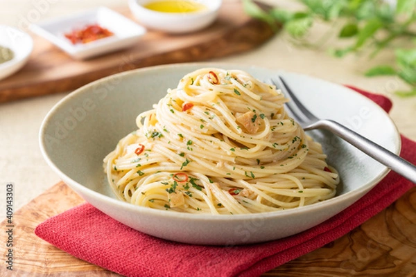 Fototapeta ピリッとスパイシー！スパゲッティペペロンチーノ