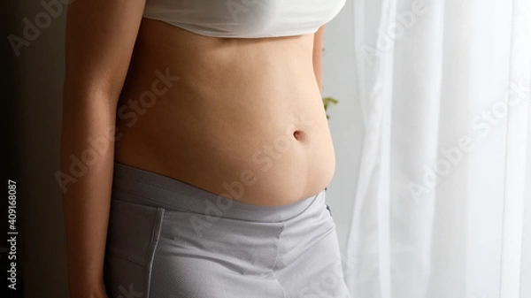 Obraz お腹の肉を気にする女性