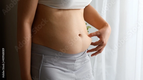 Obraz お腹の肉を摘む女性