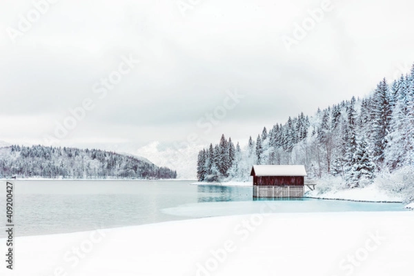 Fototapeta Winterliche Landschaft am Walchensee mit schneebedeckten Bäumen