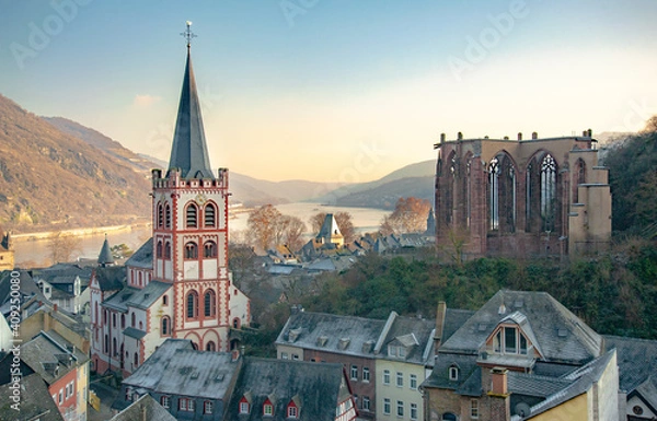 Fototapeta A frosty winter day in Bacharach am Rhein in Rhineland-Palatinate, Germany. The view from the Post Tower is dominated by Saint Peter’s Evangelical Church and the Rhine River.