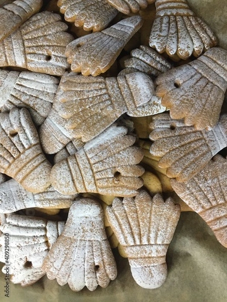 Obraz gingerbread badminton shuttlecock with powdered sugar, background. vertical foto
