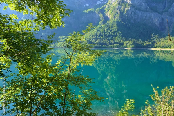 Fototapeta Landscape reflection in the beautiful green natural lake between forests and mountains oft he european Klöntal valley