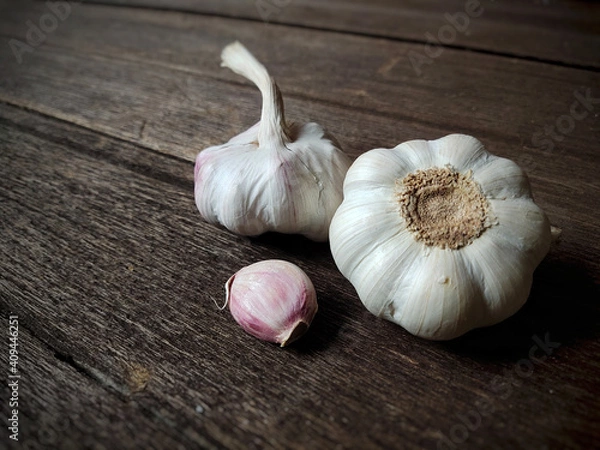 Obraz garlic on a wooden table