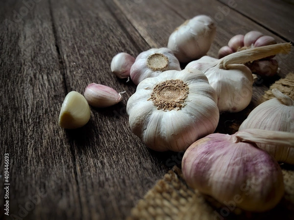 Obraz garlic on a wooden table