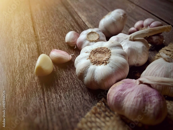 Obraz garlic on a wooden table