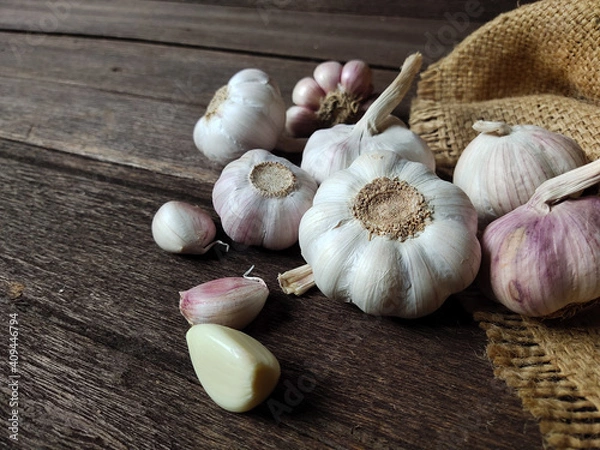 Obraz garlic on a table