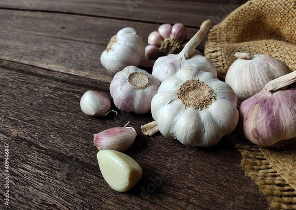 Obraz garlic on a table