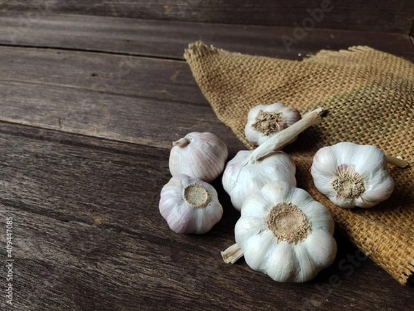 Obraz garlic on a wooden table