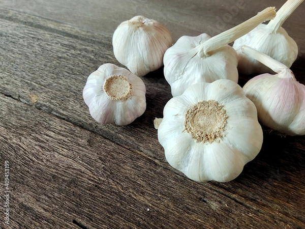 Obraz garlic on a wooden table