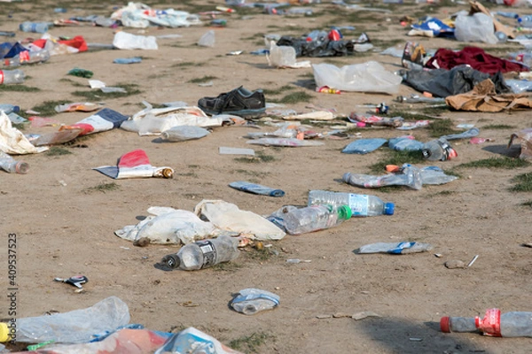Fototapeta détritus qui polluent le sol apès une fête 