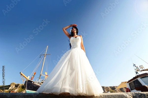 Obraz A bride in a Santorini port