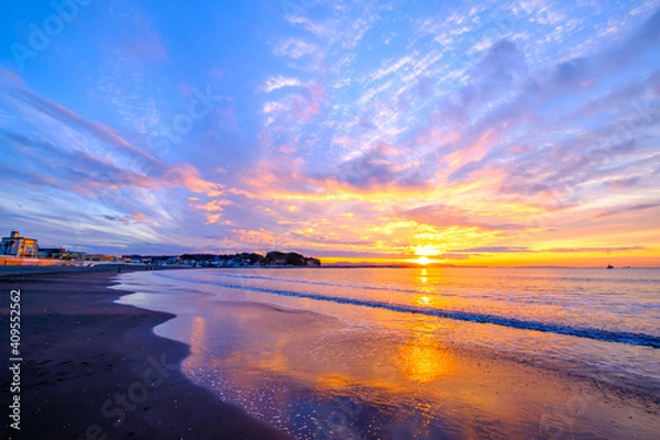Obraz 【神奈川県 江ノ島】朝日に照らされた海