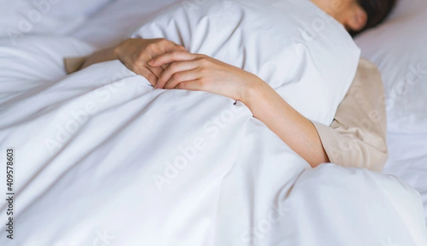 Fototapeta 睡眠　布団　女性　日本人