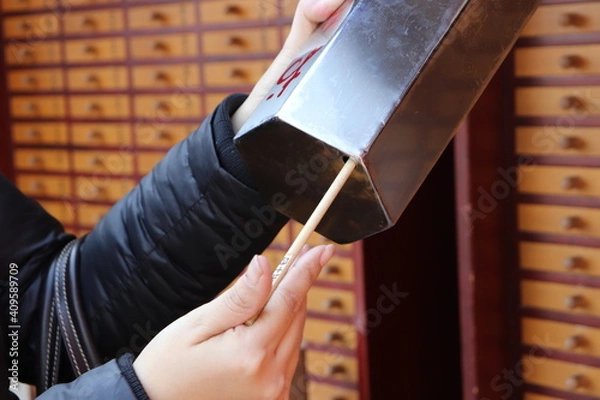 Obraz 浅草寺でおみくじを引く女性の手