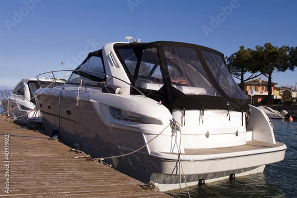 Fototapeta Zacumowana motorówka