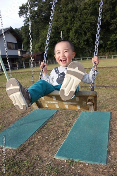 Obraz ブランコで遊ぶ3歳の男の子