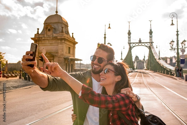 Obraz A traveling couple taking a selfie in Budapest