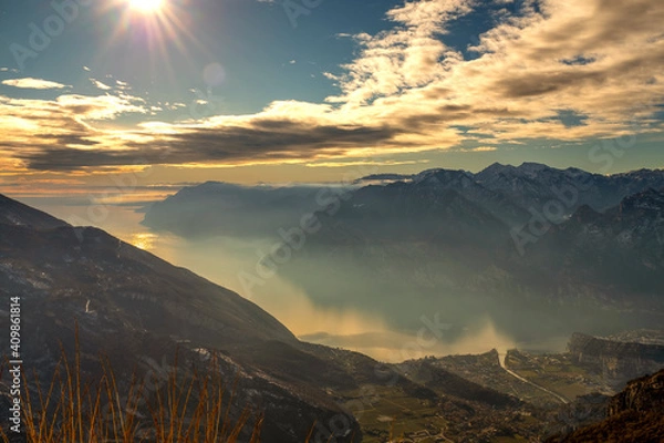 Fototapeta Il lago di Garda con il monte Baldo dalla val di Gresta