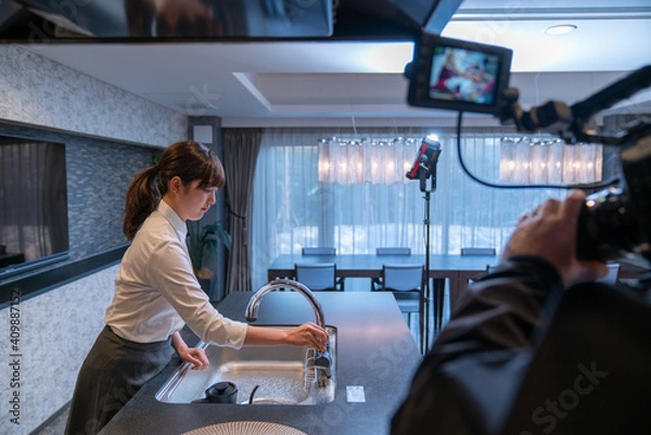 Obraz 女性とキッチン