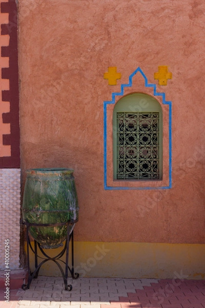 Fototapeta window in the wall of a moroccan house in saara desert