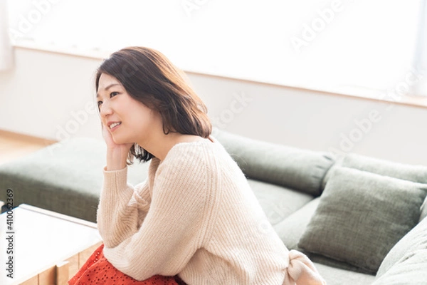 Obraz 部屋でリラックスする女性