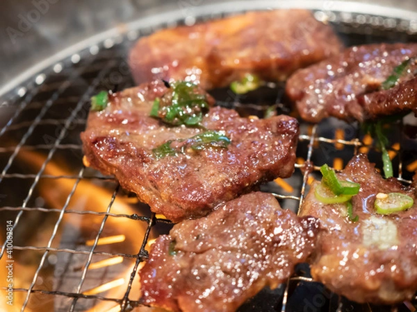 Fototapeta ロースターで焼くジューシーな和牛焼肉【ハラミ】