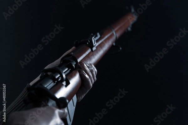 Obraz ボルトアクションライフルを構える人物