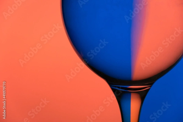 Obraz Copo de vidro com fundo azul e cor de rosa