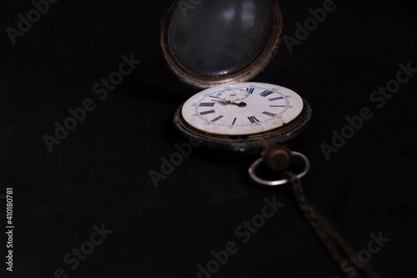 Obraz Relógio num fundo preto