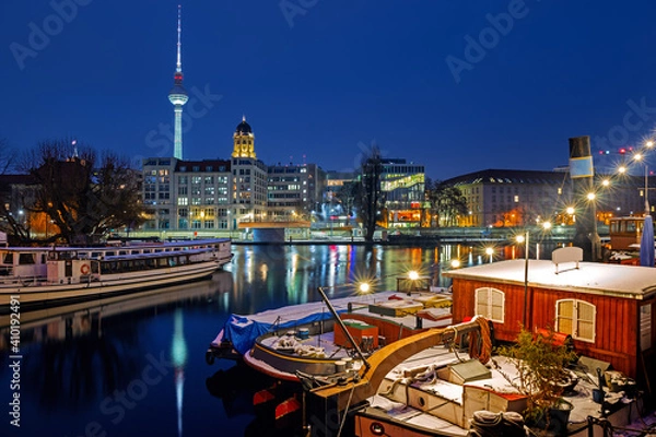 Obraz Illuminated Berlin at winter night against the Spree river, historical harbor in the downtown with old boats 