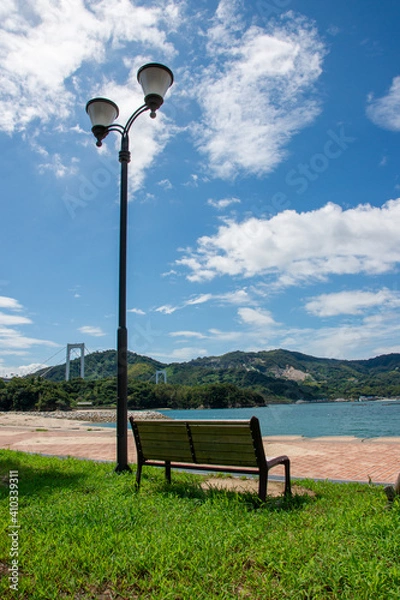 Obraz 青空の下のしまなみ海道のベンチ