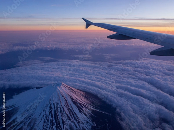 Obraz 飛行機から朝焼けの富士山を眺める