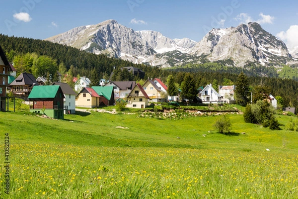 Fototapeta Houses of Zabljak village and peaks of Durmitor mountains, Montenegro.