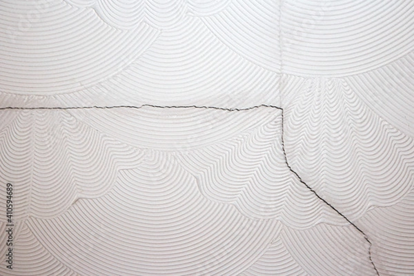 Obraz Artex ceiling cracking and breaking on the plaster board joins. Artex surface coating was a popular decorating choice during the 1970's and has since fallen out of favour in home renovations. 