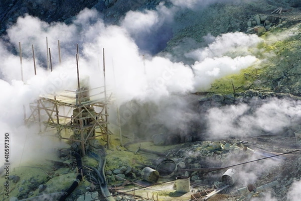 Obraz 蒸気に包まれる箱根大涌谷の温泉造成塔