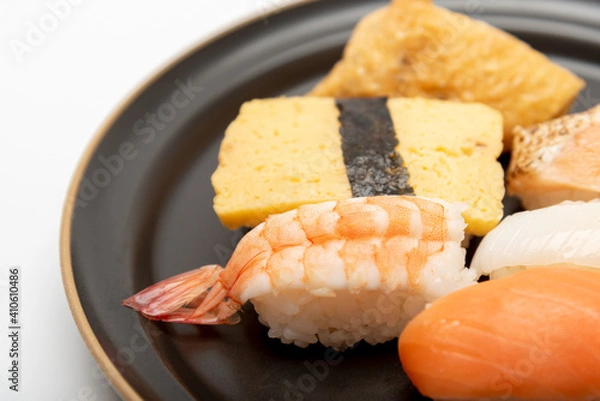 Fototapeta 黒いお皿に盛り付けられた握り寿司