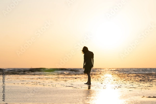 Fototapeta 夕暮れ時と彼女