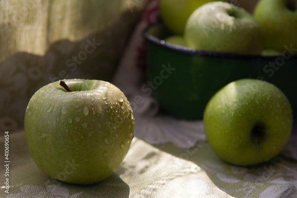Fototapeta Fresh green apples in a green vintage bowl