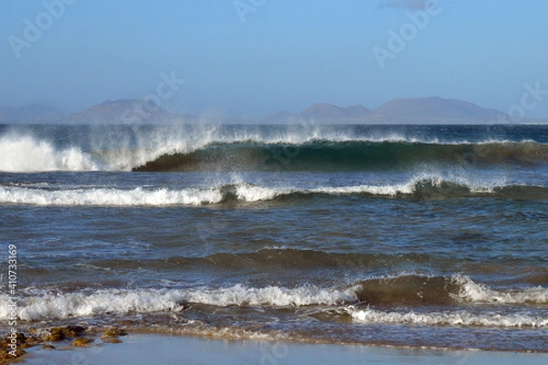 Obraz waves breaking on the beach