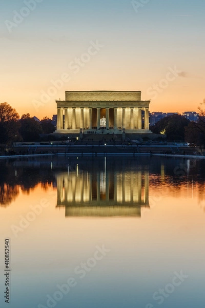 Fototapeta Night view of the Lincoln Memorial in Washington D.C.