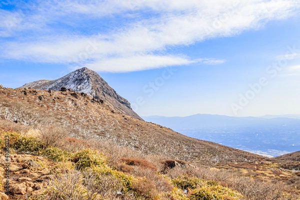 Fototapeta 冬のくじゅう連山　西千里ヶ浜から見た久住山　大分県玖珠郡　Kuju mountain range in winter Mt.Kujuyama seen from Nishisenrigahama Ooita-ken Kusu-gun