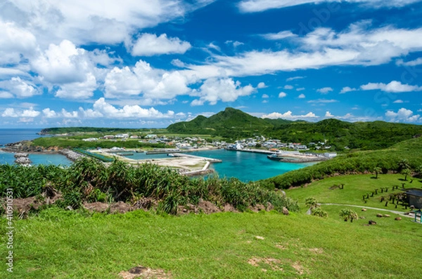 Fototapeta Kubura port with its transparent waters sorrounded by green vegetation seeing from the westermost point of Japan. Yonaguni Island.