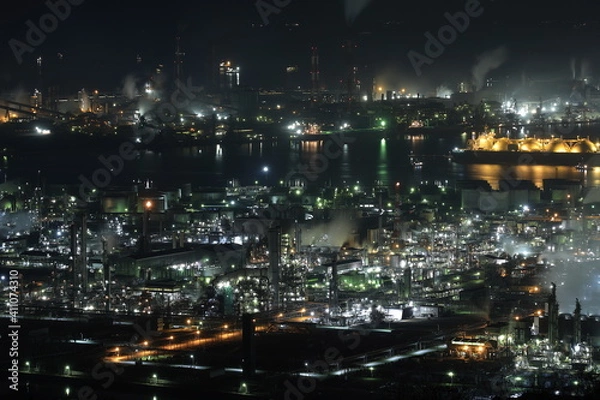 Obraz 日本の岡山県倉敷市の水島コンビナートの美しい工場夜景