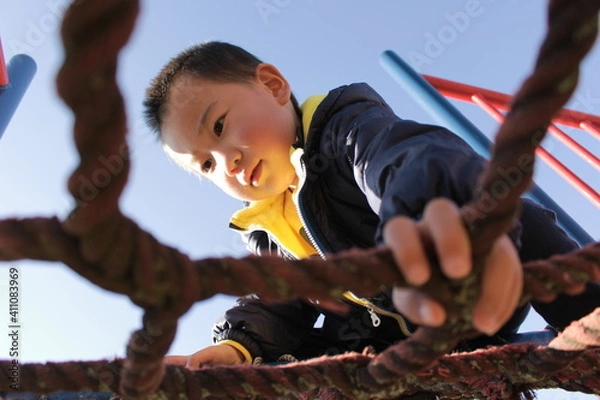 Obraz 公園で遊ぶ日本の男の子