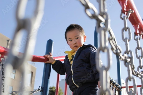 Obraz 公園で遊ぶ日本の男の子