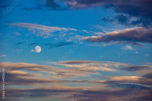Fototapeta 
Moon in the afternoon among colorful clouds