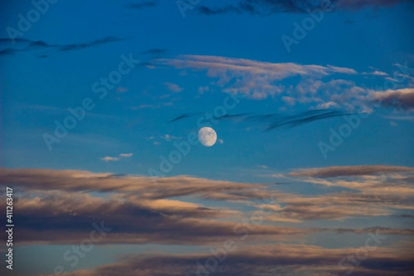 Fototapeta 
Moon in the afternoon among colorful clouds