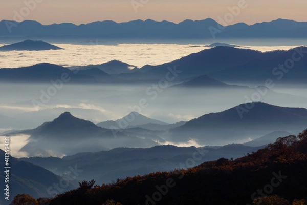 Fototapeta 鳥海山から望む朝焼けの雲海と紅葉